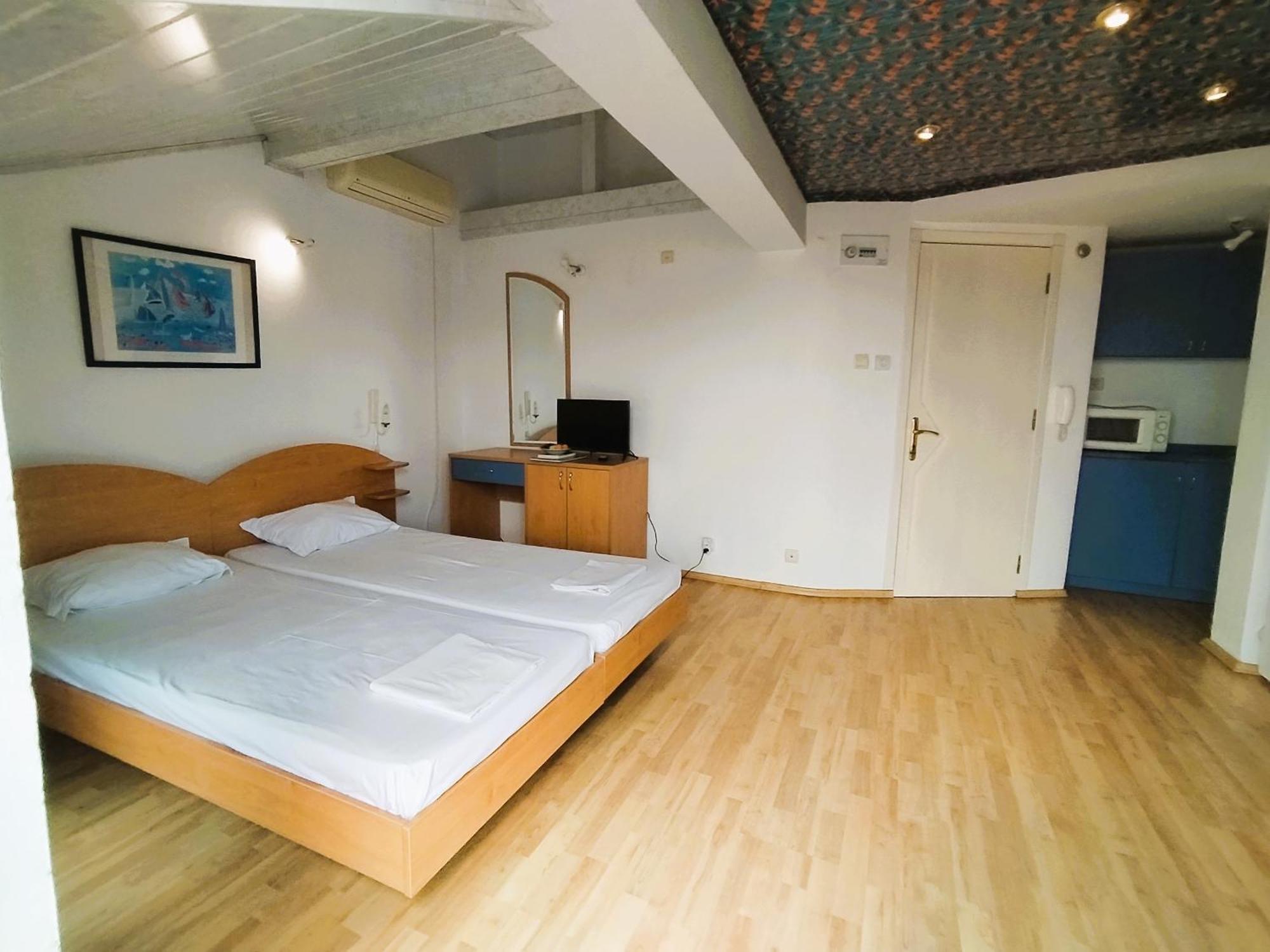 Lira Sto Apartments Pomorie Exterior foto